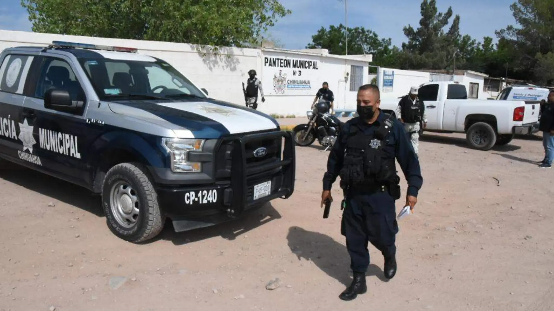 POLICIAS EN PANTEON MUNICIPAL